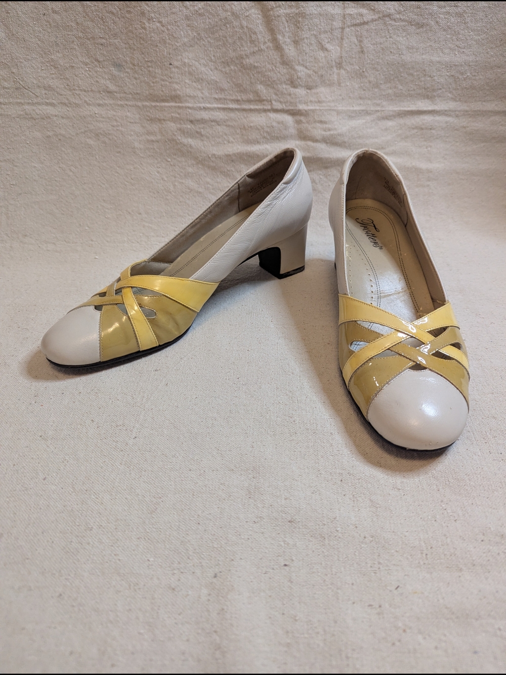 Trotters Y2K 60s Retro Women's White and Yellow Low Heel Pumps